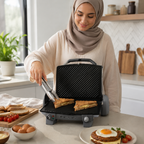 Gril Tefal Toast Expert ouvert avec sandwichs et petit-déjeuner complet sur table en bois