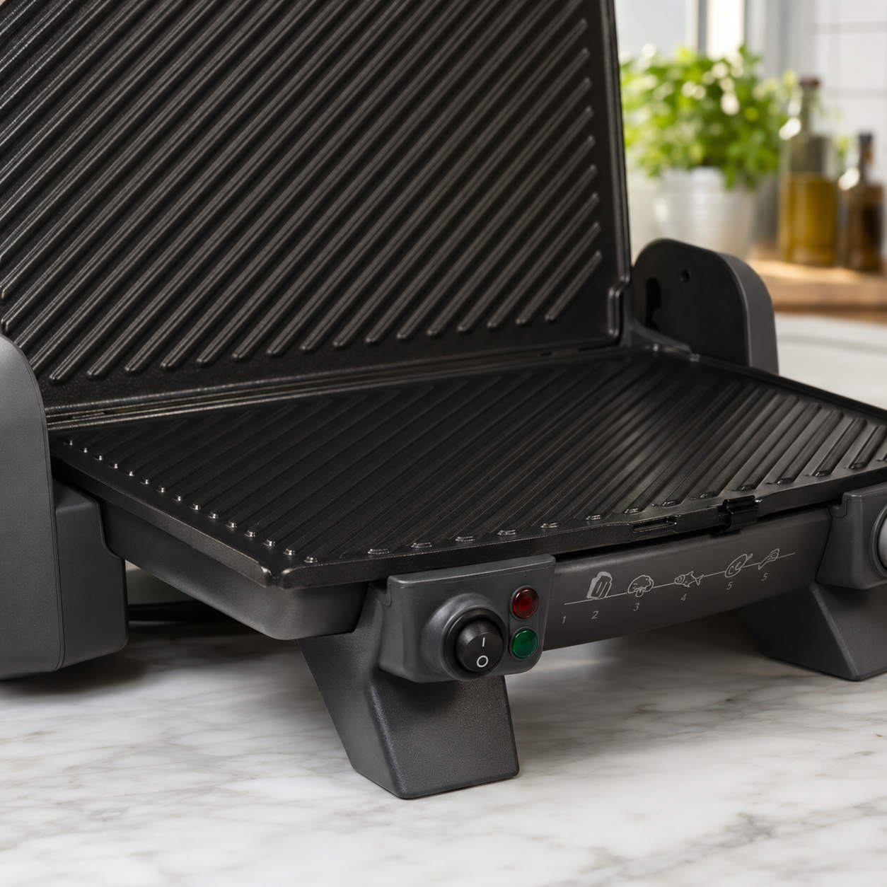Gril Tefal Toast Expert ouvert avec sandwichs triangulaires sur plan de travail lumineux