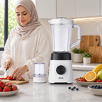 Femme en hijab coupant des fraises à côté du blender Taurus Power Max 1300 et son mini broyeur