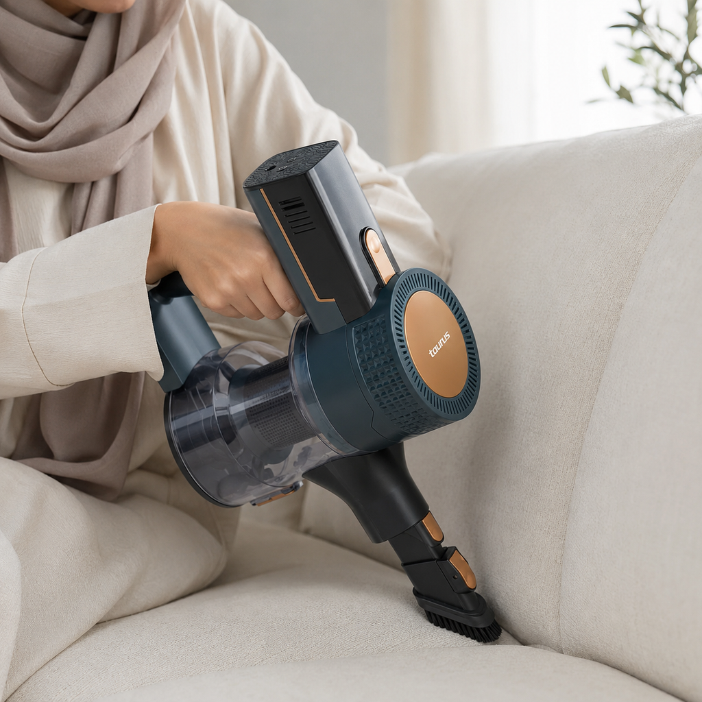 Aspirateur balai sans fil Taurus Homeland Ideal posé dans un salon lumineux