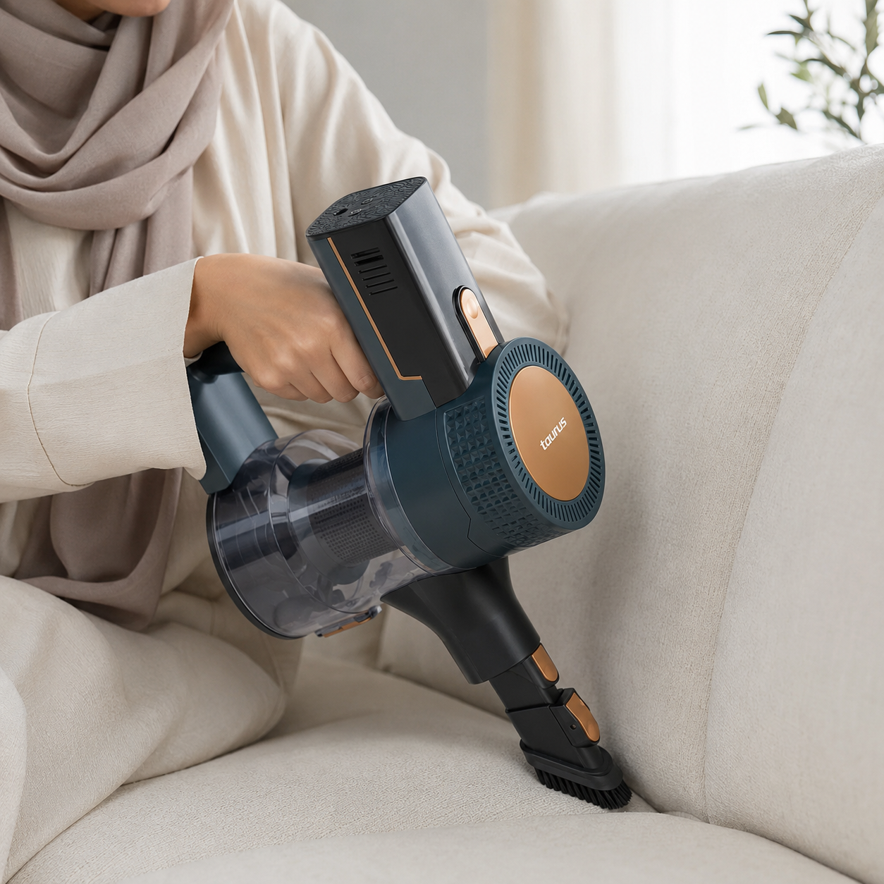 Aspirateur balai sans fil Taurus Homeland Ideal posé dans un salon lumineux