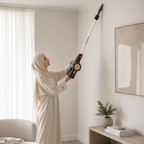 Gros plan sur l'écran et les commandes de l'aspirateur Taurus Homeland Ideal tenu en main