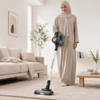 Femme en hijab utilisant l'aspirateur Taurus Homeland Ideal en mode main sur un canapé blanc