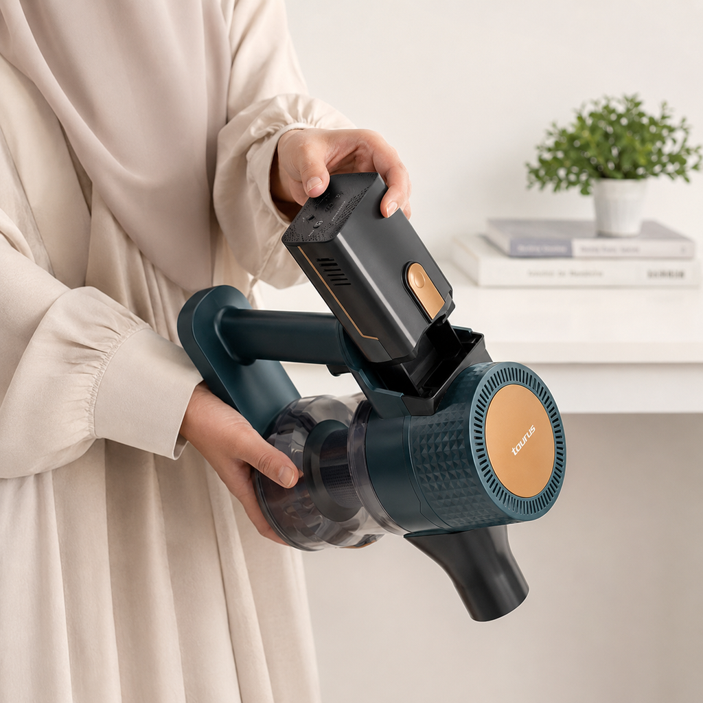 Femme en hijab passant l'aspirateur balai Taurus Homeland Ideal sur un tapis dans un salon moderne