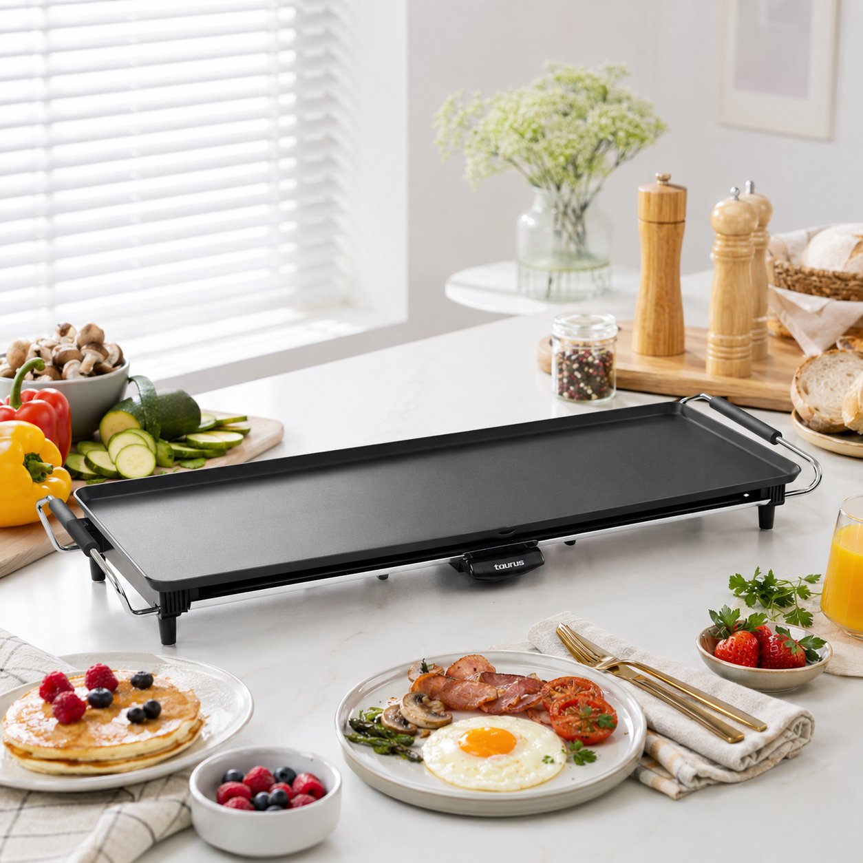Plancha Taurus Maxi Giga Heat XL avec pancakes, œufs et brunch complet
