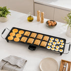 Plancha Taurus Maxi Giga Heat XL couverte de pancakes, biscuits et œufs au plat