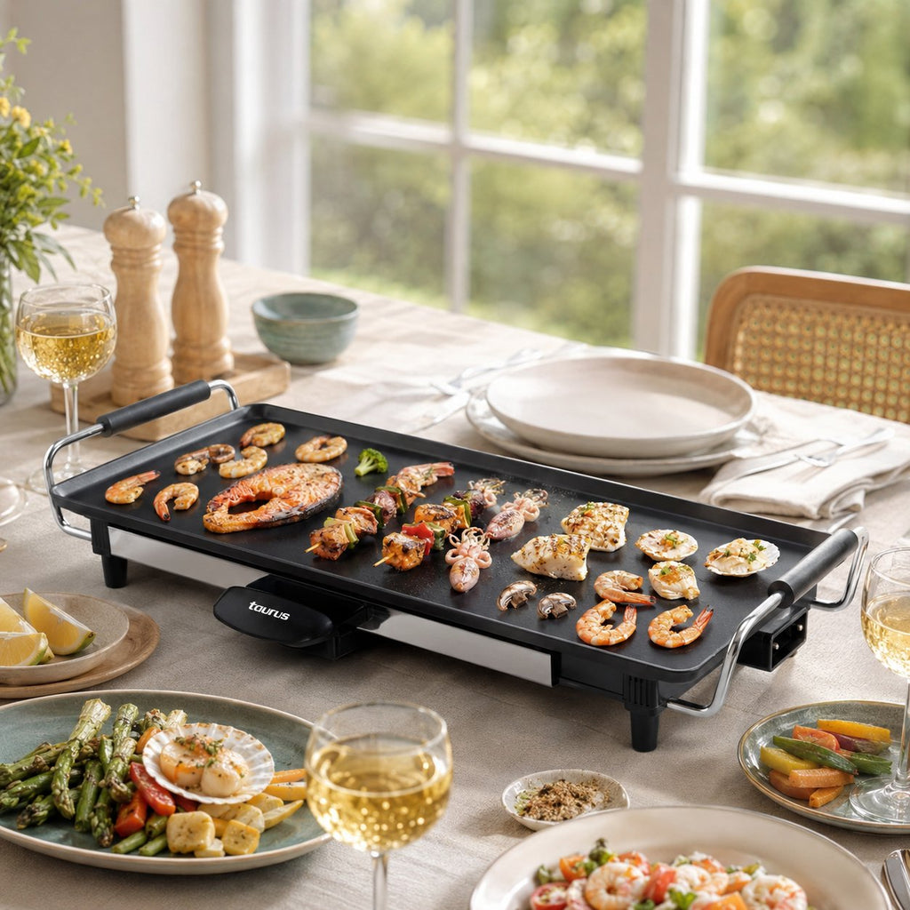 Plancha Taurus Maxi Giga Heat XL avec fruits de mer et brochettes sur une table dressée