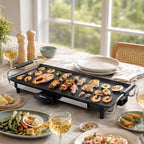 Plancha Taurus Maxi Giga Heat XL avec fruits de mer et brochettes sur une table dressée