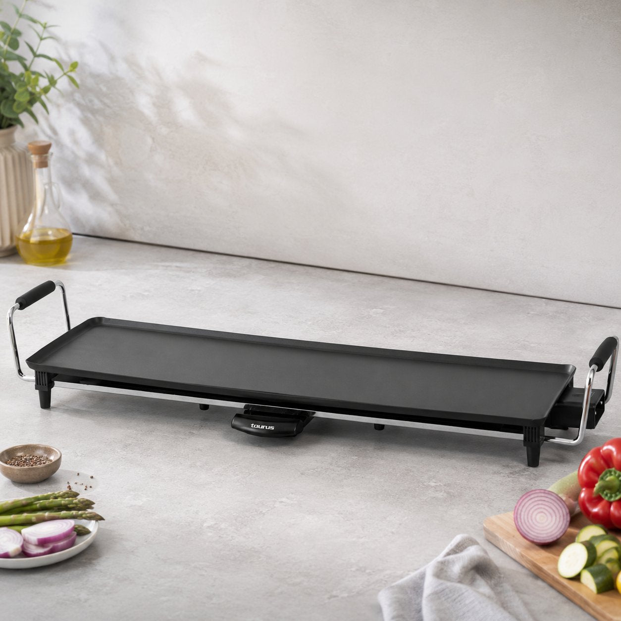 Vue de dessus de la plancha Taurus Maxi Giga Heat XL vide sur plan de travail blanc