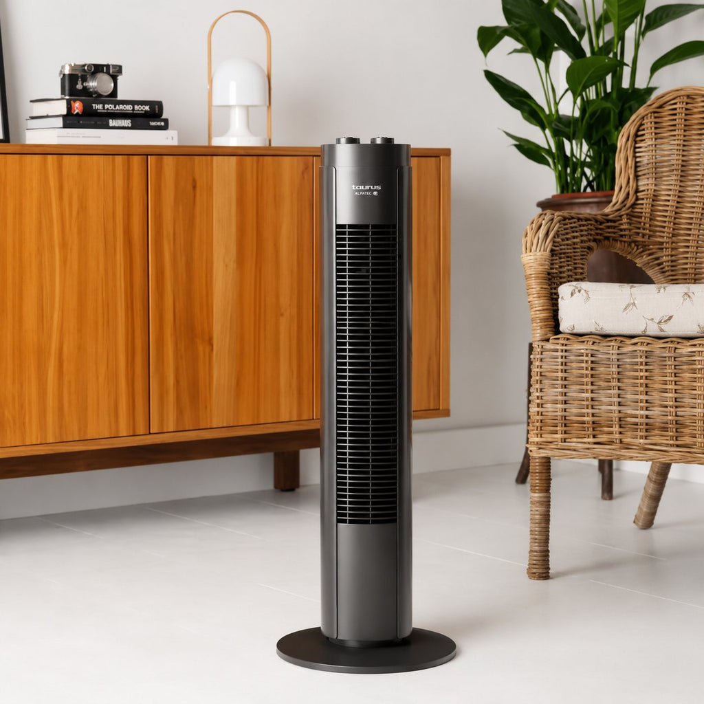Femme utilisant le ventilateur tour Taurus Babel dans un salon
