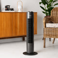 Femme utilisant le ventilateur tour Taurus Babel dans un salon