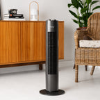 Femme utilisant le ventilateur tour Taurus Babel dans un salon