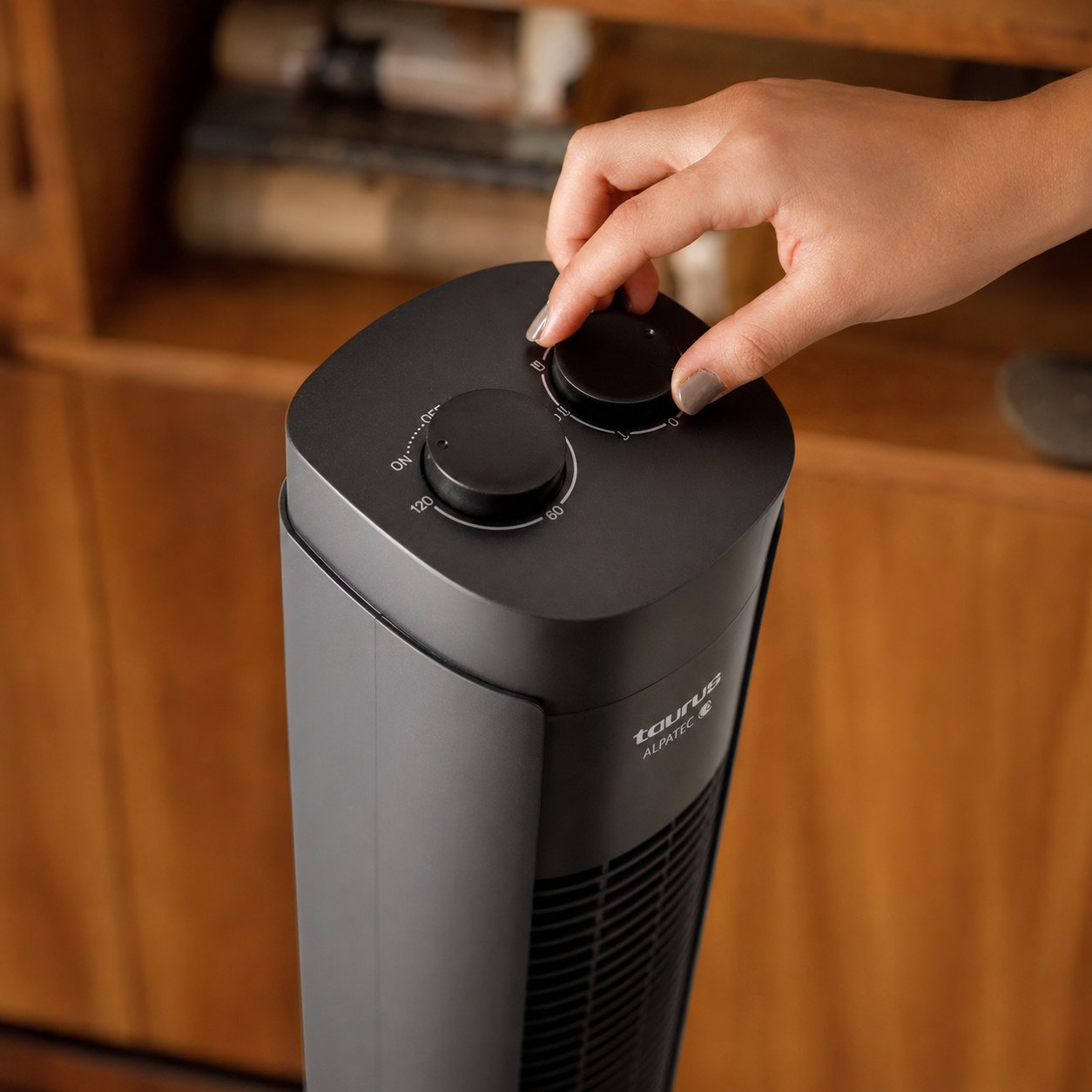 Ventilateur tour Taurus Babel dans un salon avec buffet en bois
