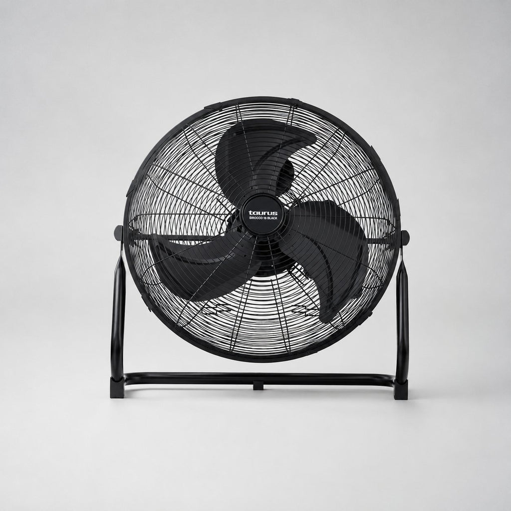Femme en tenue traditionnelle profitant de la fraîcheur du ventilateur Taurus Sirocco sur une terrasse