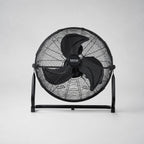 Femme en tenue traditionnelle profitant de la fraîcheur du ventilateur Taurus Sirocco sur une terrasse