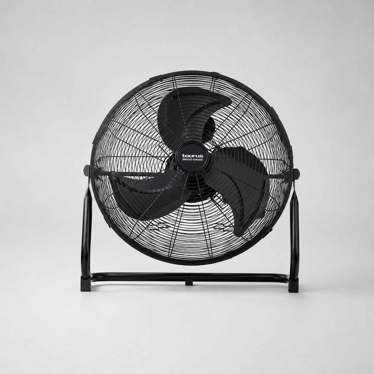 Femme en tenue traditionnelle profitant de la fraîcheur du ventilateur Taurus Sirocco sur une terrasse