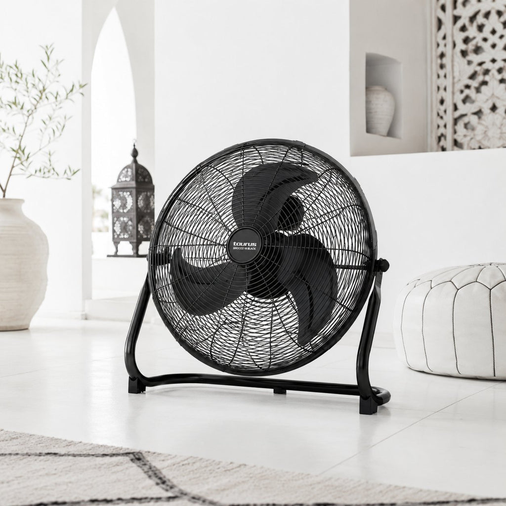 Femme lisant dans un salon marocain avec le ventilateur Taurus Sirocco 18 Noir
