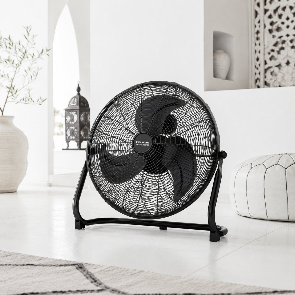 Femme lisant dans un salon marocain avec le ventilateur Taurus Sirocco 18 Noir