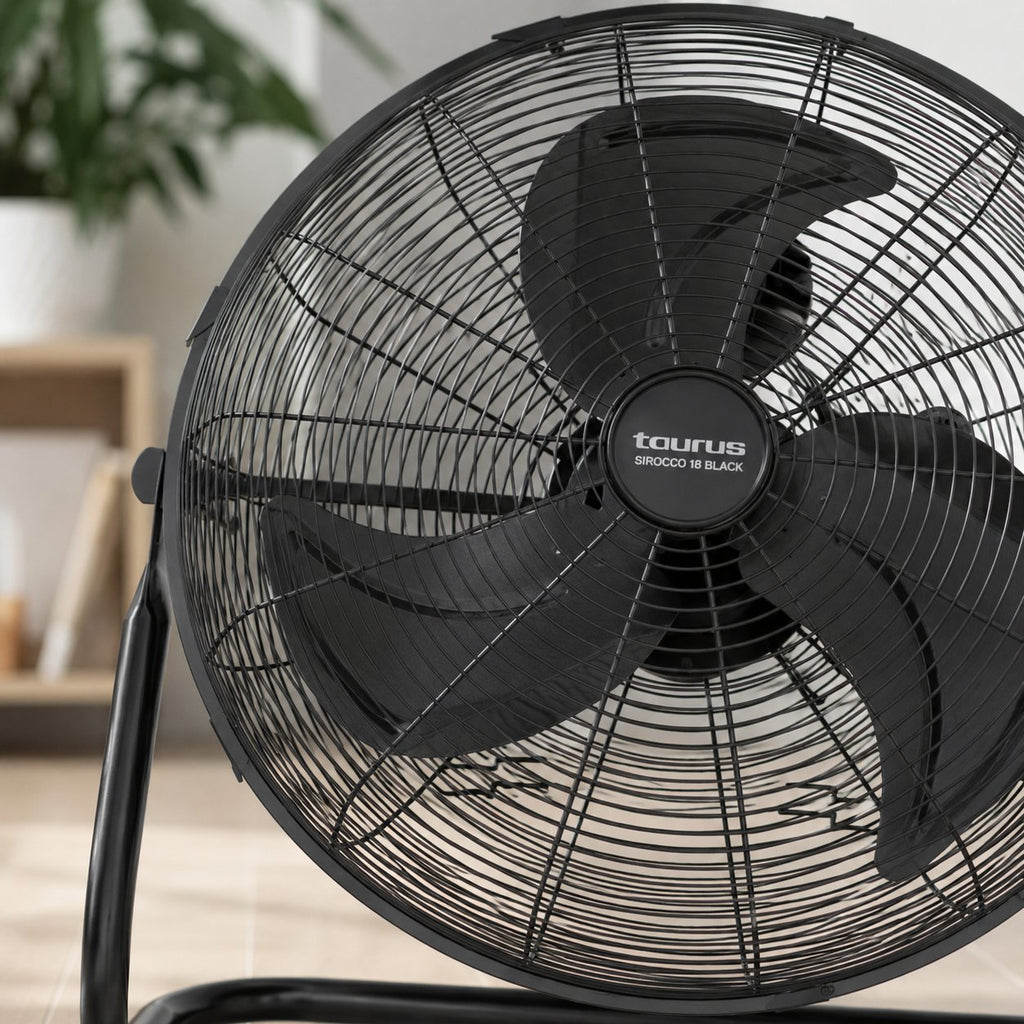 Ventilateur Taurus Sirocco 18 Noir dans un salon blanc avec décoration marocaine