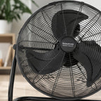 Ventilateur Taurus Sirocco 18 Noir dans un salon blanc avec décoration marocaine