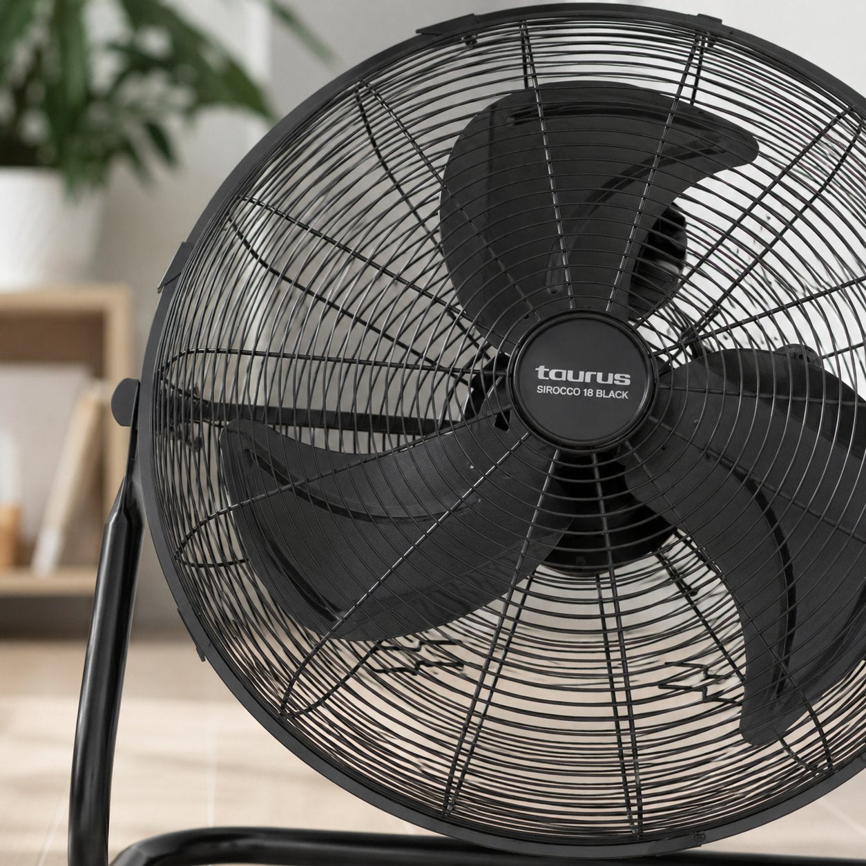Ventilateur Taurus Sirocco 18 Noir dans un salon blanc avec décoration marocaine