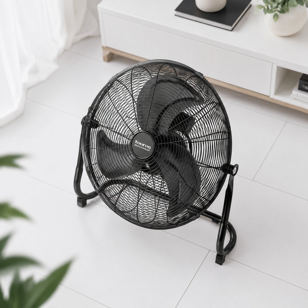 Vue de profil du ventilateur de sol Taurus Sirocco 18 Noir