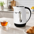 Bouilloire Taurus Aroa sur plan de travail en marbre avec tasse de thé et croissant
