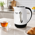 Bouilloire Taurus Aroa sur plan de travail en marbre avec tasse de thé et croissant