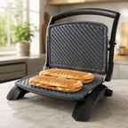Femme en hijab beige retirant un panini du gril Taurus Rockstone avec des pinces
