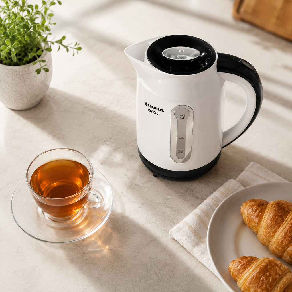 Bouilloire Taurus Aroa vue de dessus sur plan de travail lumineux avec tasse de thé et croissants